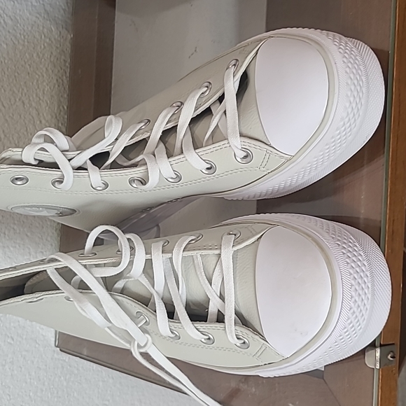 NIB Converse cream leather high top platform sneakers size 10 - Picture 3 of 13